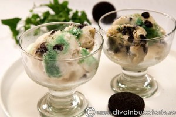 Inghetata cu sirop de menta si cookies