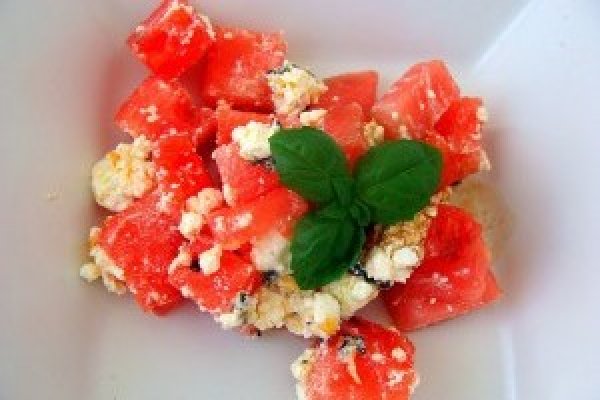 Salata de pepene rosu cu telemea marinata