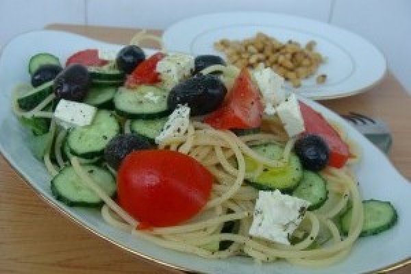 Salata greceasca cu spaghetti