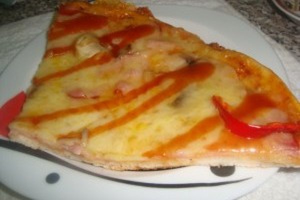 Pizza delicioasa cu sunca si cascaval