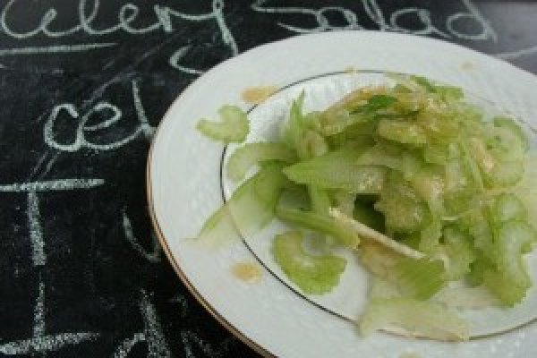 Salata din tulpini de telina