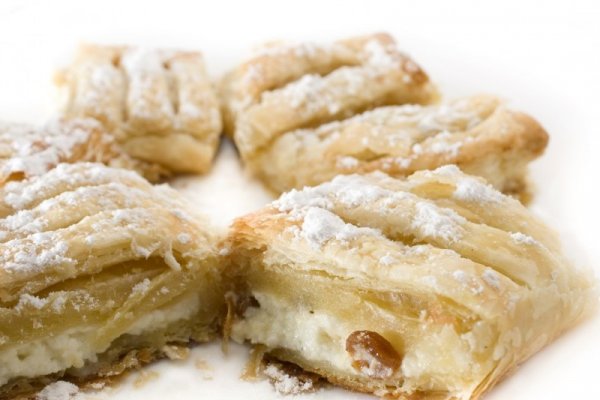 Strudel cu branza de vaca si stafide