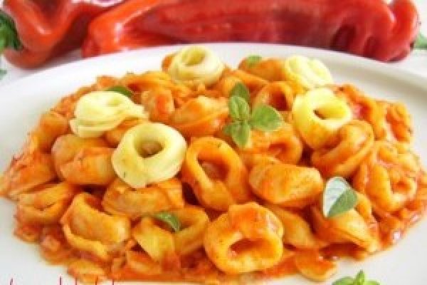 Tortellini cu sos de ardei