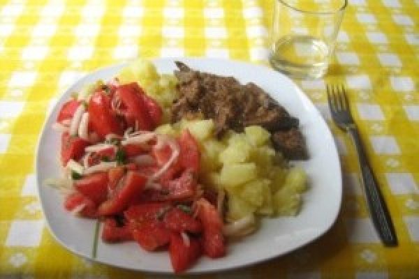 Ficat de porc cu cartofi natur si salata de rosii