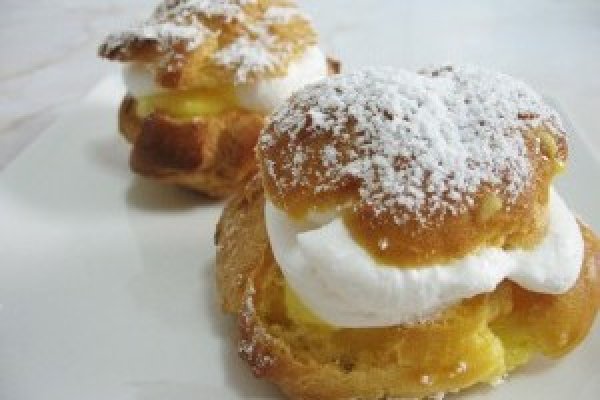 Cream puff sau choux à la crème