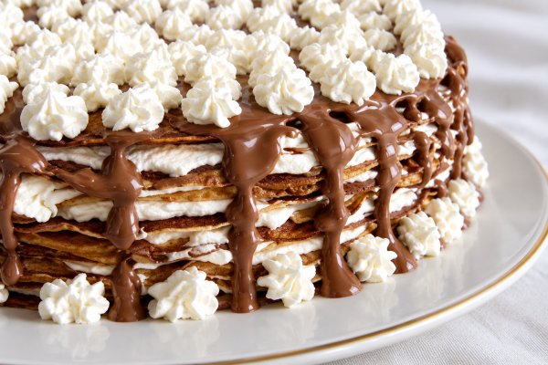 Tort de clatite cu frisca si ciocolata