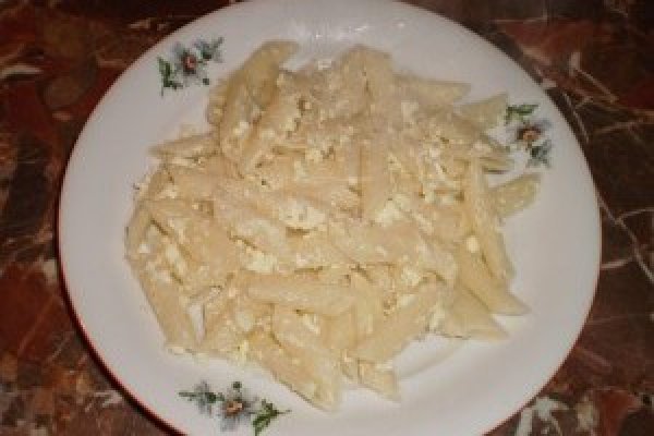 Penne cu ou si feta