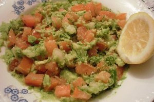 Guacamole cu avocado si rosie