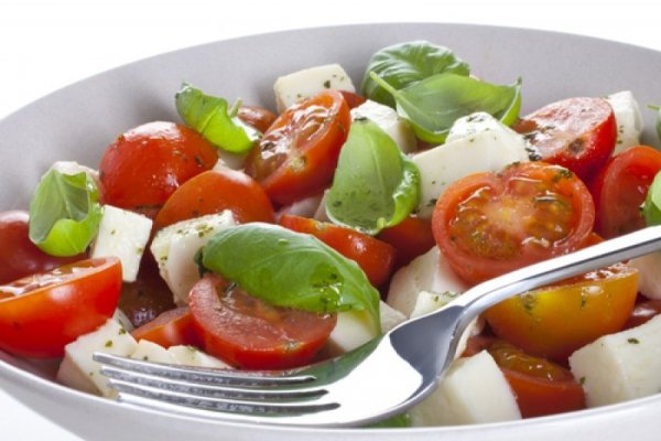 Salata caprese cu rosii cherry