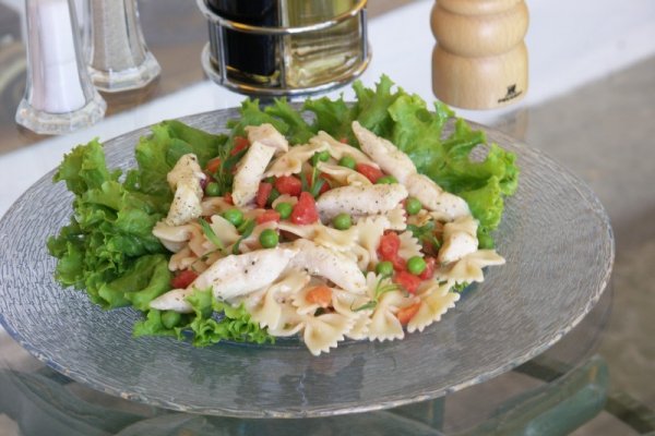 Salata de farfalle cu peste