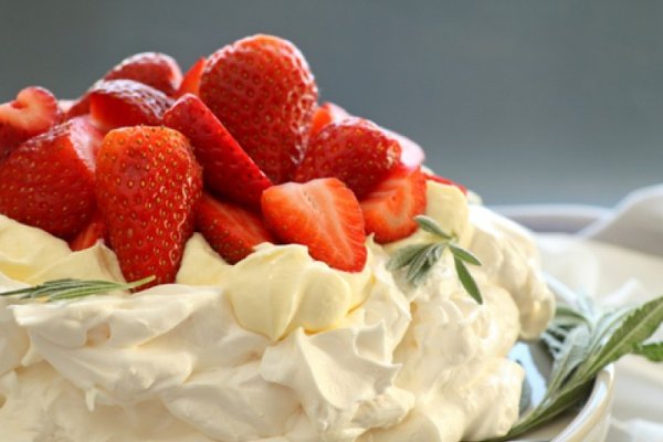 Pavlova cu crema de vanilie si capsuni