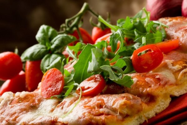 Pizza margherita cu rucola