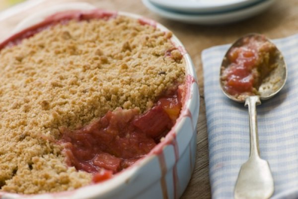 Placinta crocanta (crumble) cu rubarba