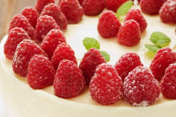 Cheesecake raw cu zmeura si piersici