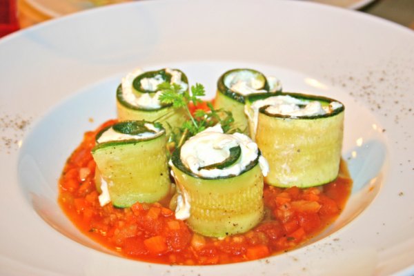 Rulouri de zucchini cu branza raw