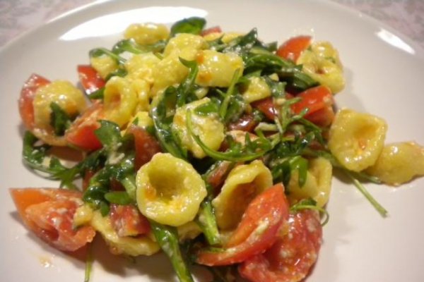 Orecchiette cu rucola, cherry si branza