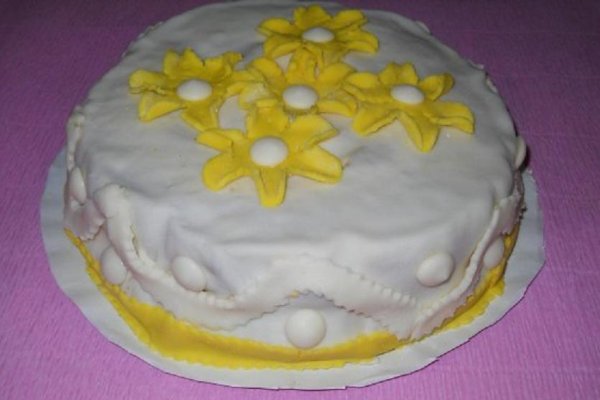 Tort de ciocolata cu flori din pasta de zahar