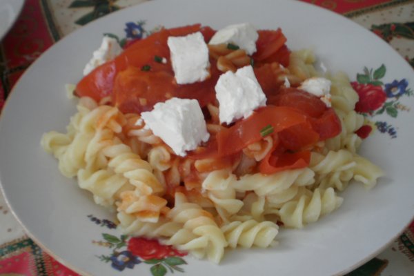 Fusilli cu rosii, mozzarella si usturoi