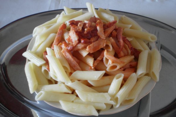 Penne cu sos de rosii si bacon