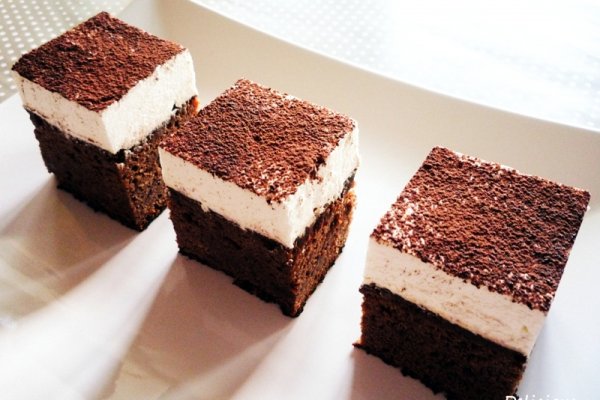 Brownie cu capsuni si crema mascarpone vanilata