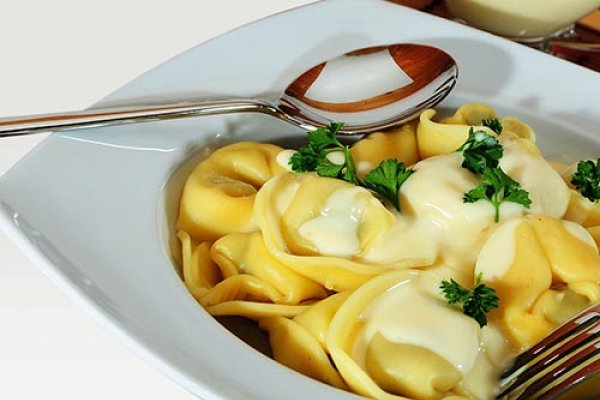 Tortellini cu sos alb, cremos si fin