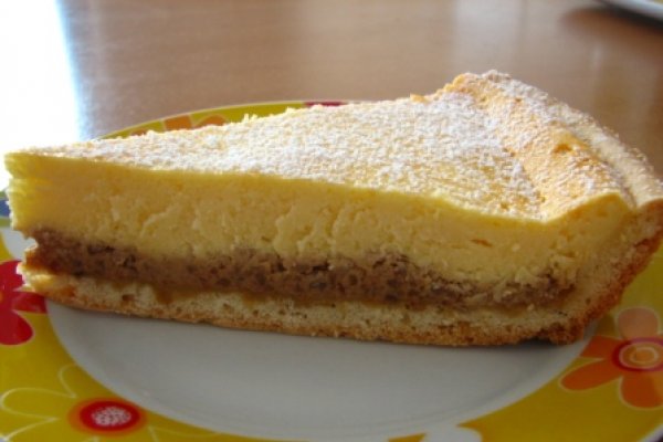 Tarta cu nuca, sos caramel si branza