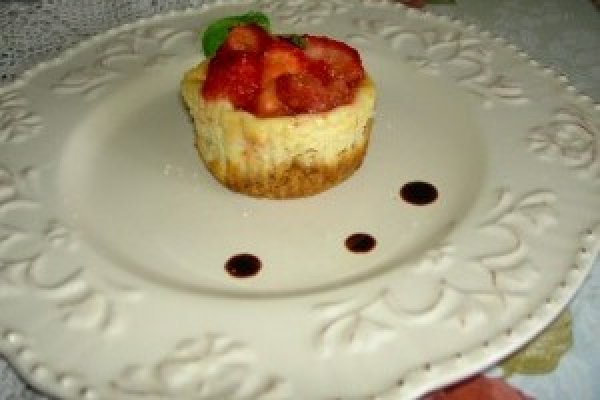 Mini cheesecake cu capsuni si busuioc