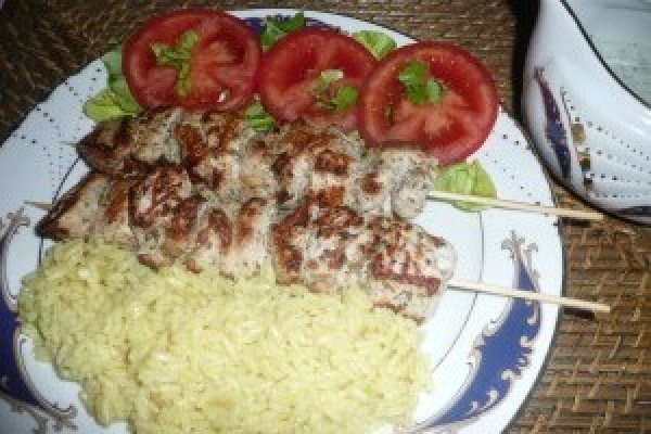 Souvlaki de pui cu tzatziki si orez grecesc