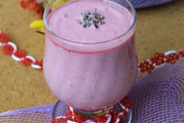 Smoothie cu mure si lavanda