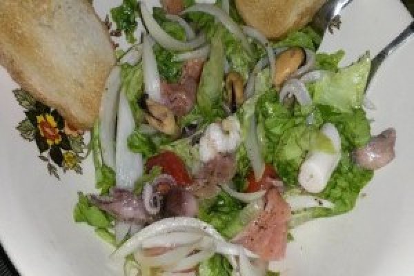 Salata cu fructe de mare si somon fume