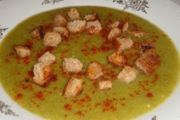 Supa crema de broccoli cu crutoane