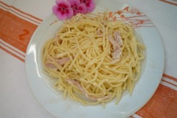 Spaghete cu sos de smantana si sunca