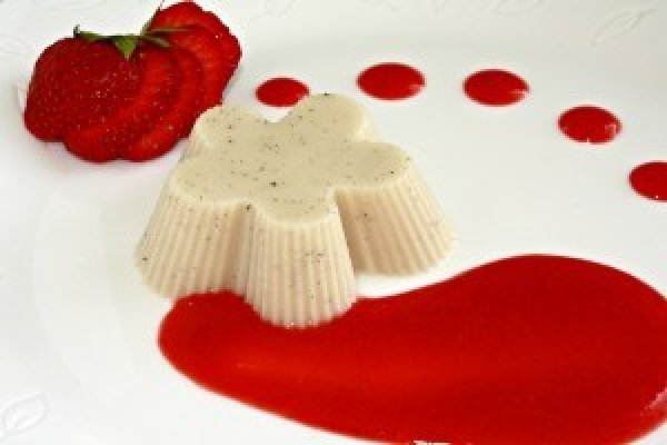 Panna cotta cu sos de capsuni (vegan)