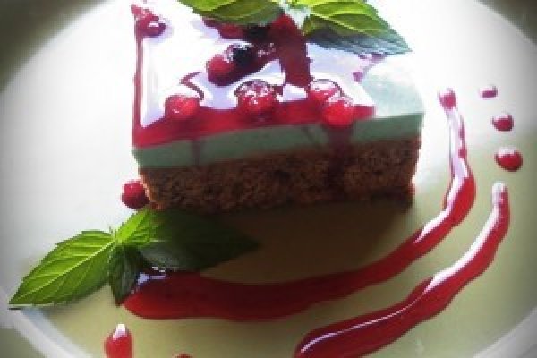 Prajitura After Eight cu sos de merisoare