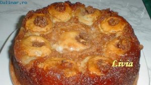 Tort cu nuci si mere caramelizate