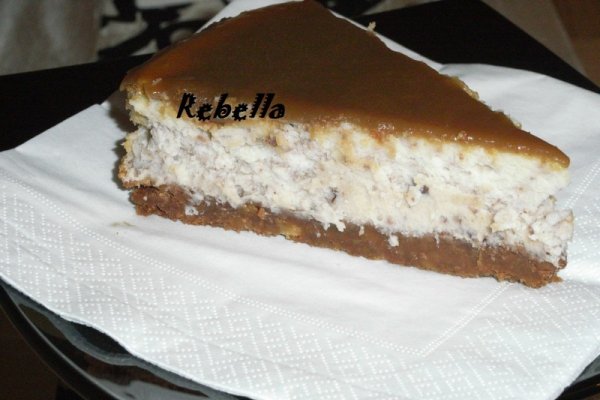 Cheesecake cu nuci si glazura caramel