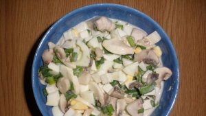 Salata de oua cu ciuperci si sos de iaurt