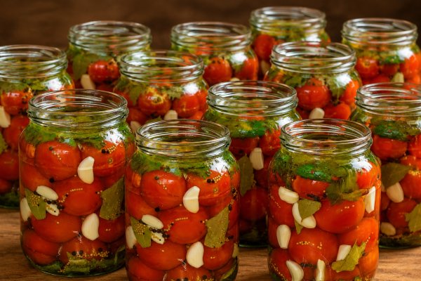 Rosii conservate cu usturoi si busuioc