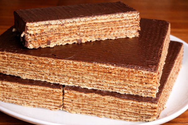 Prajitura Pishinger cu foi de napolitana si crema de ciocolata cu alune