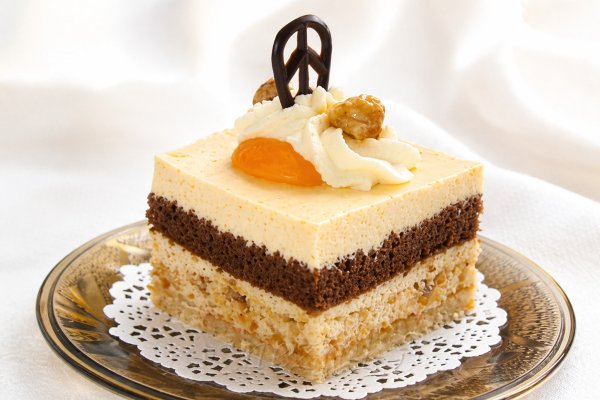 Prajitura cu mousse de pralin si caise