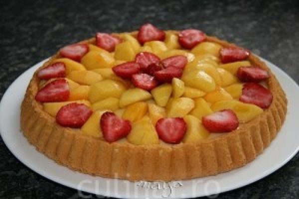 Tarta de migdale cu nectarine si capsuni