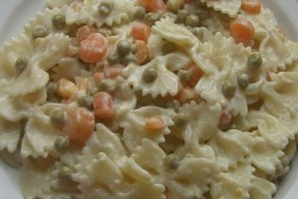 Farfalle cu legume si sos de parmezan