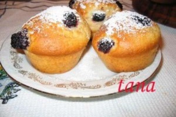 Muffins cu lapte batut si mure