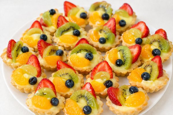 Mini tarte cu budinca si fructe