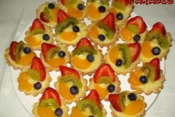 Mini tarte cu budinca si fructe