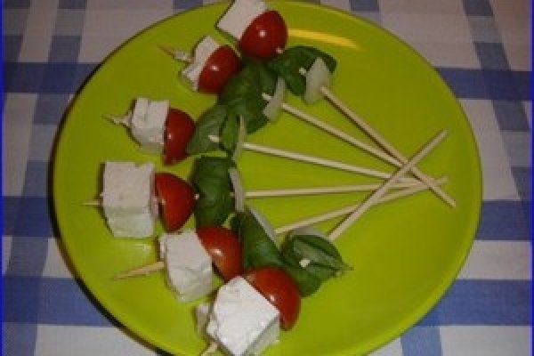 Salata greceasca, pe betisoare