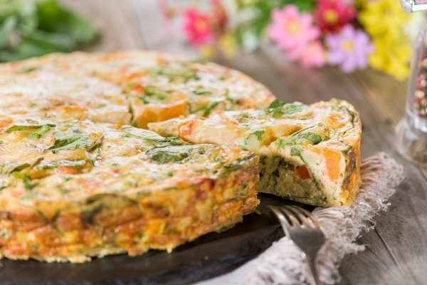 Frittata cu cartofi dulci, mozzarella si branza cu mucegai