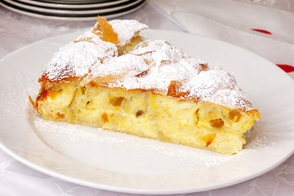 Placinta invartita cu branza dulce, smantana si stafide