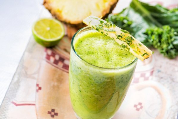 Smoothie detox cu ananas si varza kale