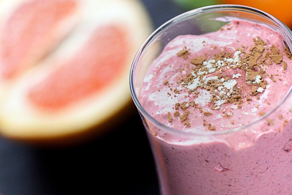 Smoothie de piersici, fructe de padure si iaurt